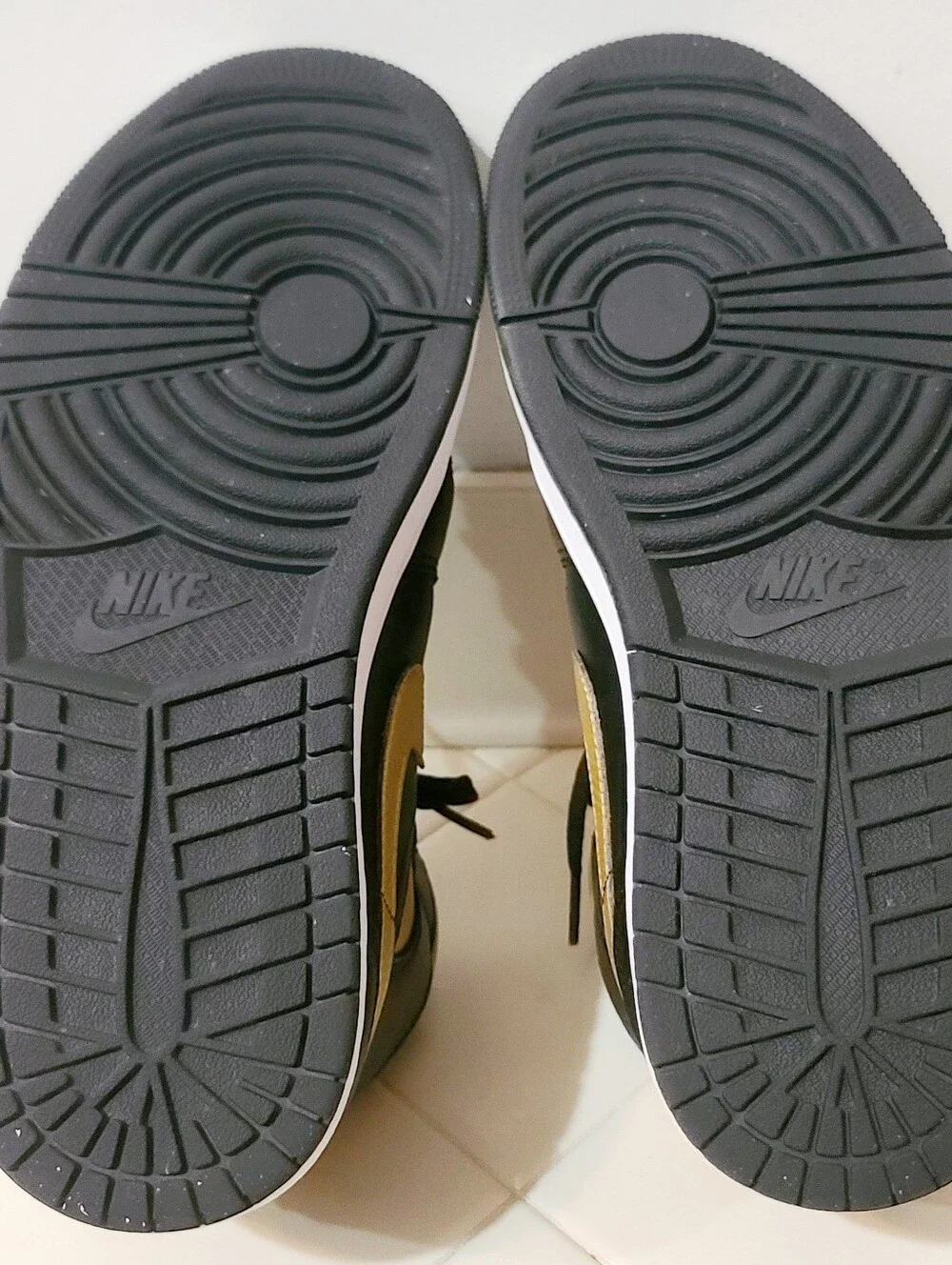 Air Jordan 1 Mid Black Metallic Gold Men's Size 9
